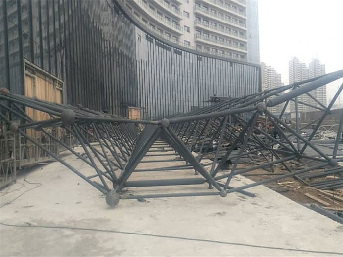 跨度65米，拱高8米网架